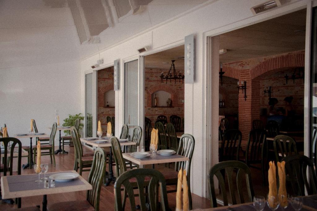 Logis Hotel Restaurant Mar I Sol Saint-Cyprien (Pyrenees-Orientales) Buitenkant foto