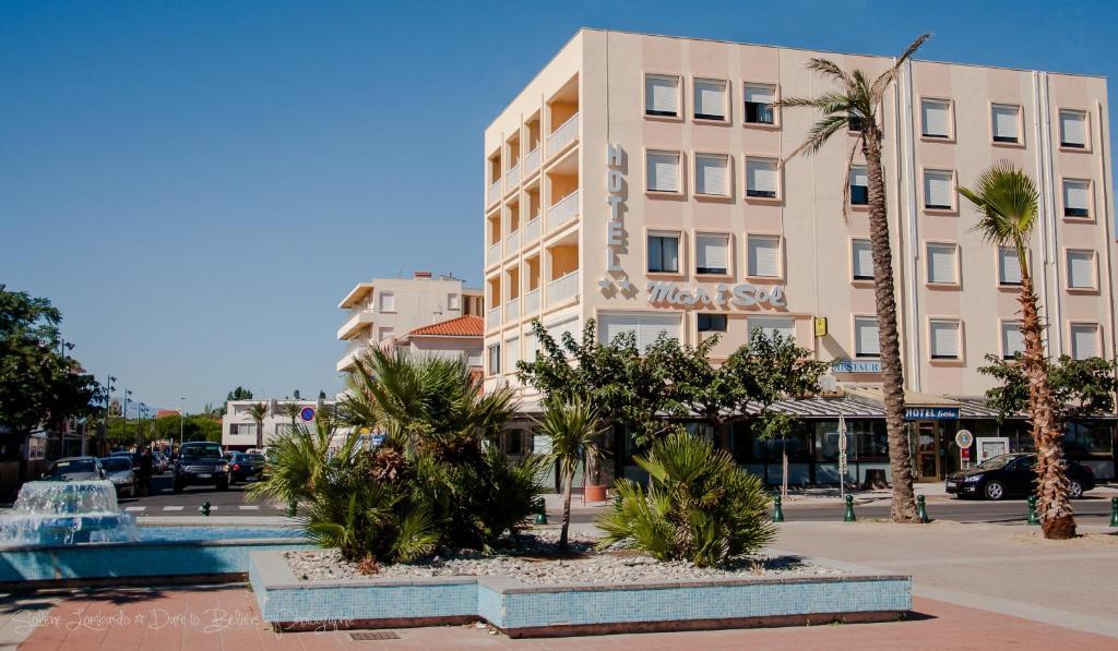 Logis Hotel Restaurant Mar I Sol Saint-Cyprien (Pyrenees-Orientales) Buitenkant foto