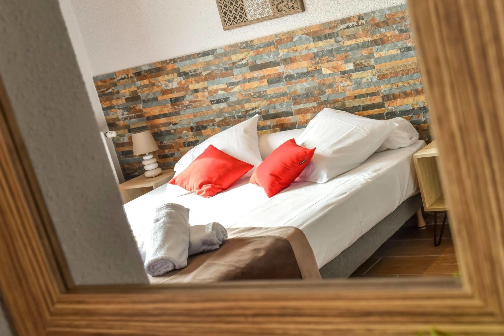 Logis Hotel Restaurant Mar I Sol Saint-Cyprien (Pyrenees-Orientales) Buitenkant foto